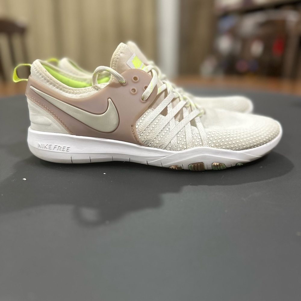 Nike Free TR 7 Metallic Silver Elemental Rose Women’s size 9.5
